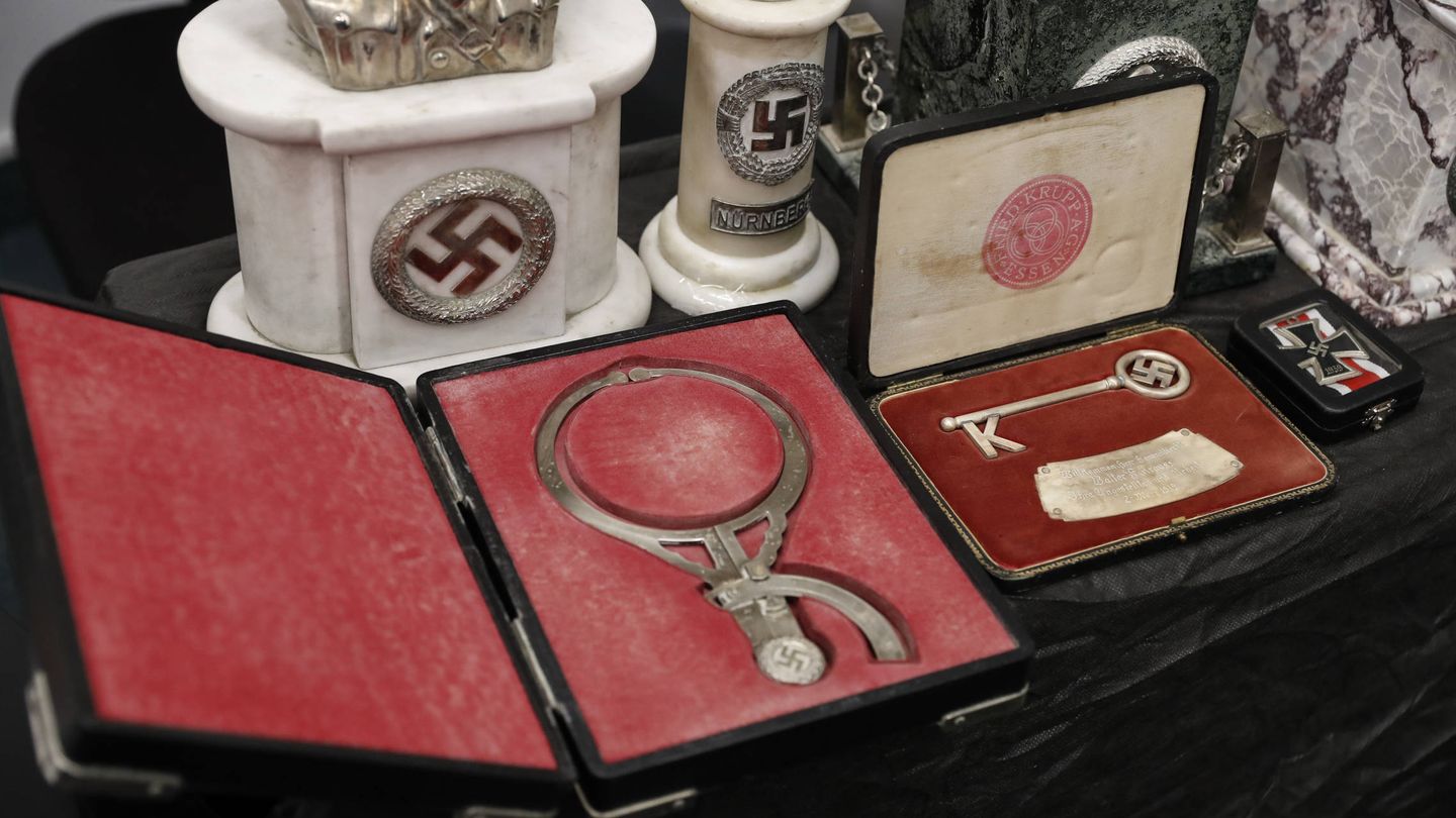 Detalle de algunas de las piezas con símbolos nazis recuperadas por la Policía Federal argentina. (EFE)