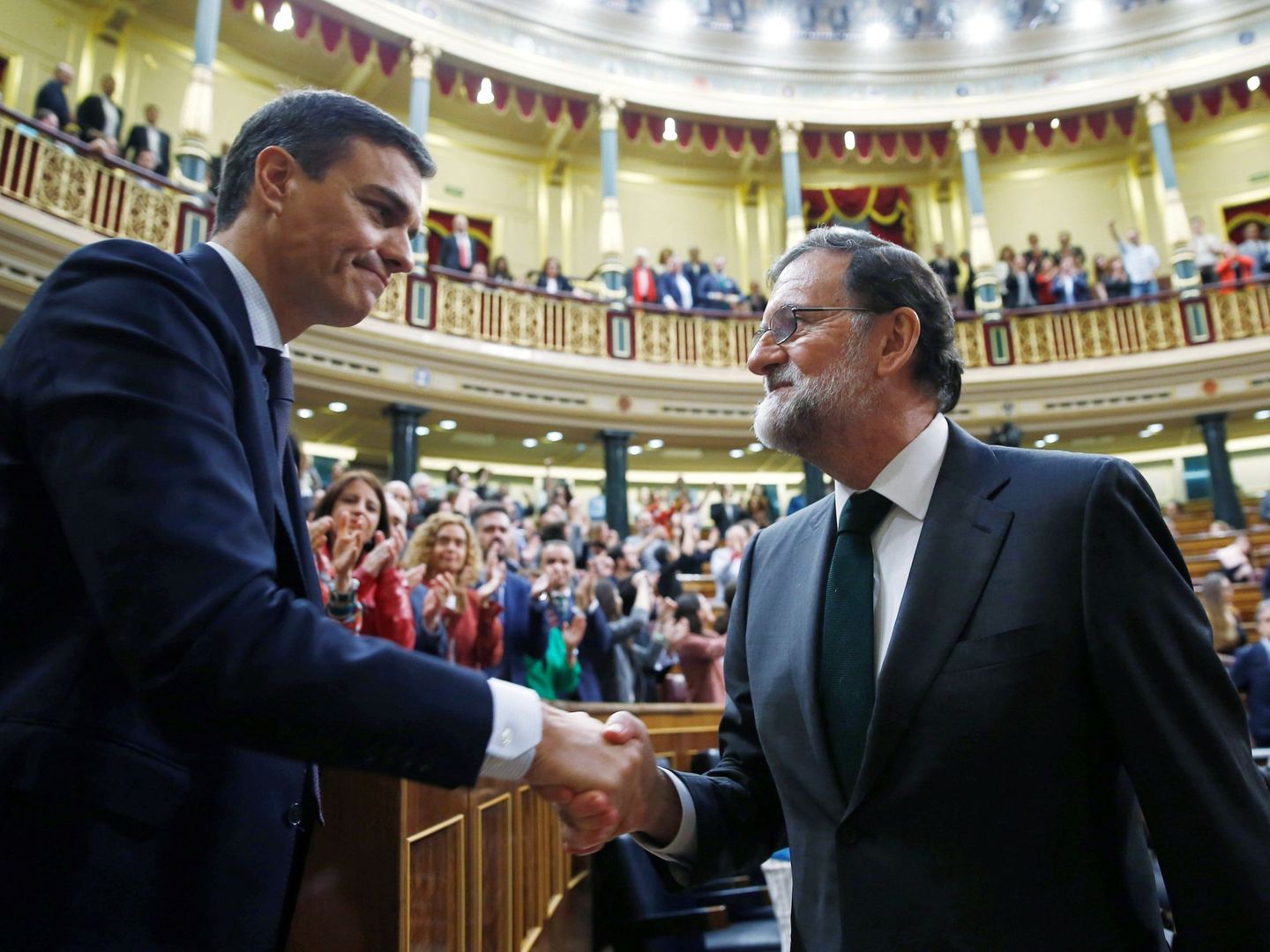 Mariano Rajoy y Pedro Sánchez, tras consumarse la moción de censura. (EFE)