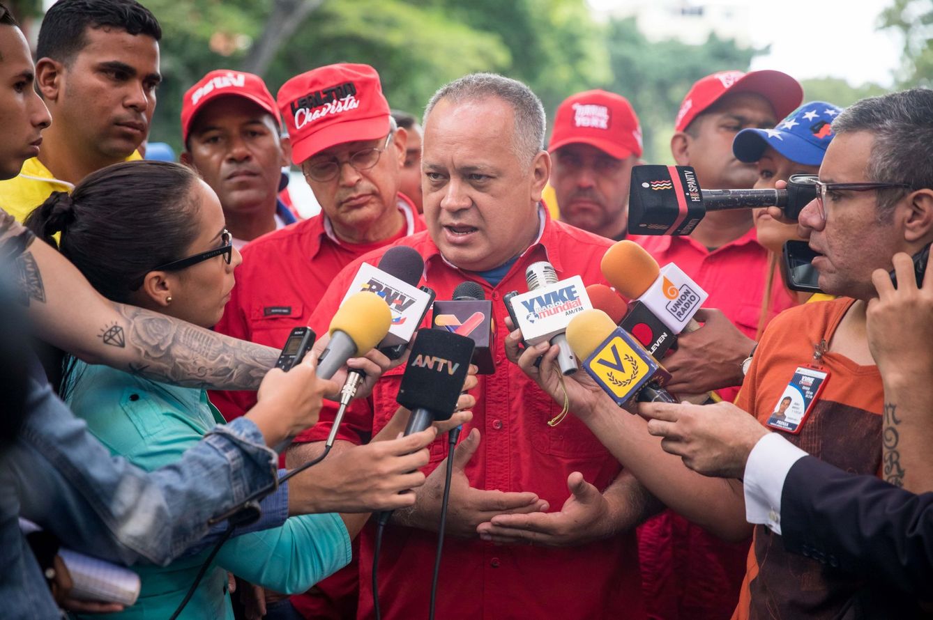 Diosdado Cabello habla con la prensa el 6 de diciembre de 2018. (EFE)