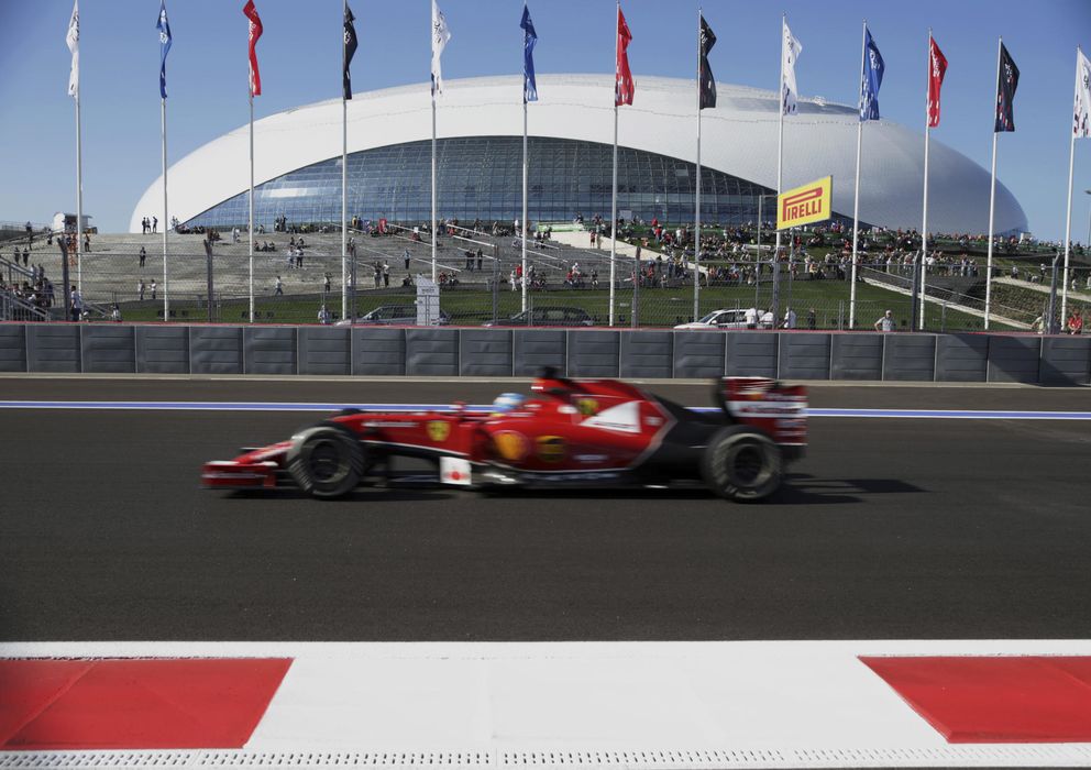 Foto: Imagen del Ferrari de Alonso en el circuito de Sochi (AP)