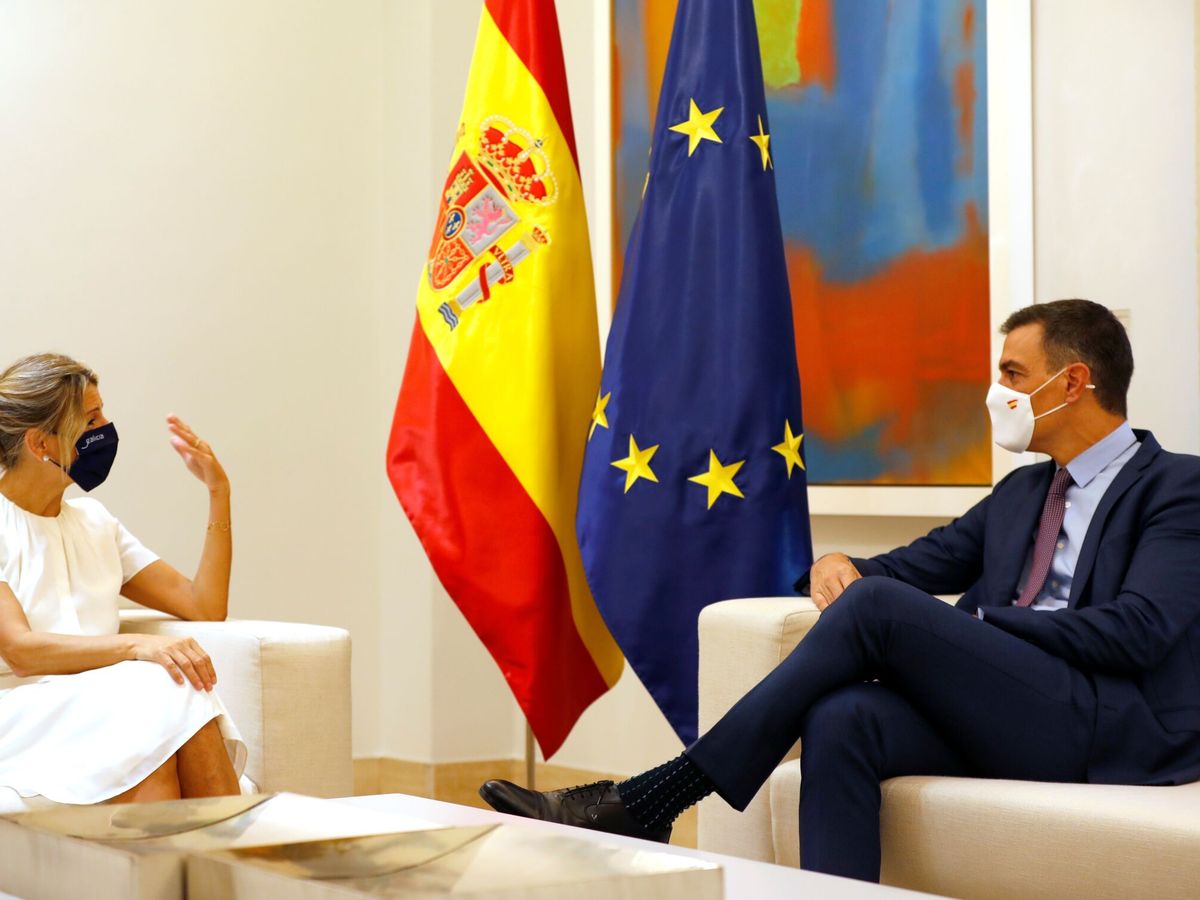 Foto: El presidente del Gobierno, Pedro Sánchez, y la vicepresidenta segunda del Gobierno y ministra de Trabajo y Economía Social, Yolanda Díaz, durante una reunión en Moncloa. (EFE)