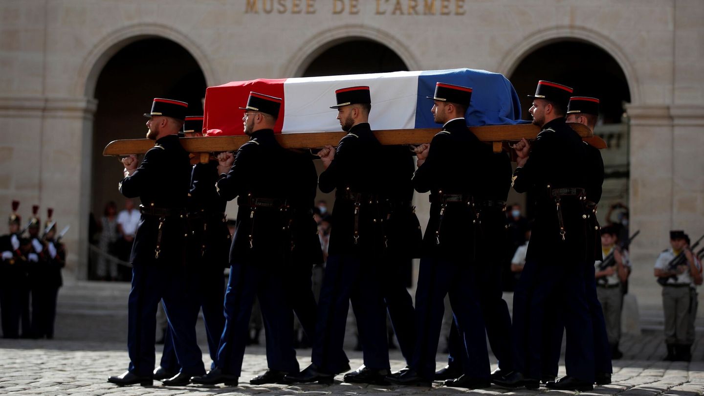 Un grupo de soldados lleva el féretro de Jean-Paul Belmondo. (EFE)