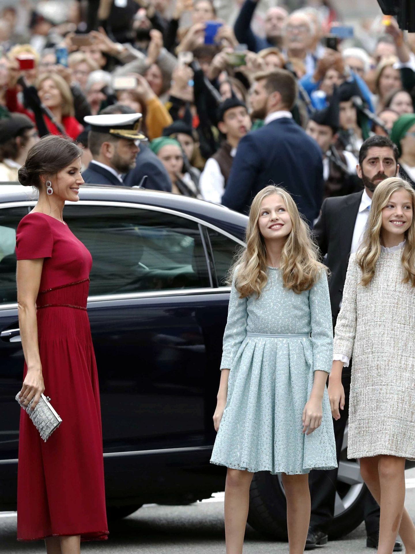 La reina Letizia, junto a sus hijas, la princesa Leonor y la infanta Sofía, a su llegada a la ceremonia de entrega de los Premios Princesa de Asturias de 2019. (EFE)