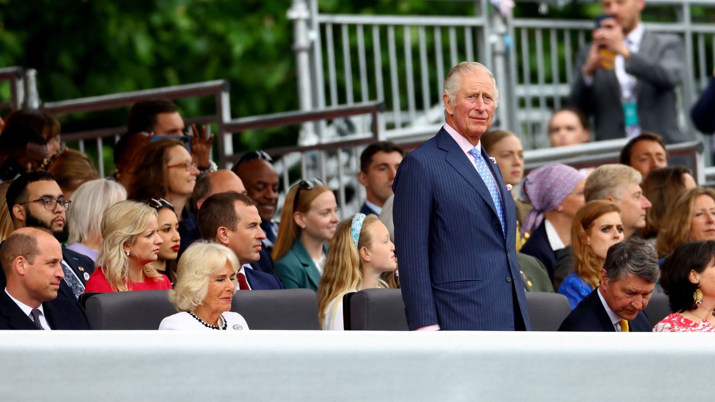 El príncipe Carlos, Camila Parker y el príncipe Guillermo, durante la celebración. (Reuters/Hannah McKay/Pool)