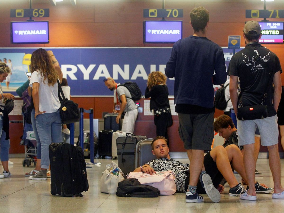 Foto: Pasajeros de Ryanair esperan en El Prat durante una huelga de tripulantes de cabina. (EFE)