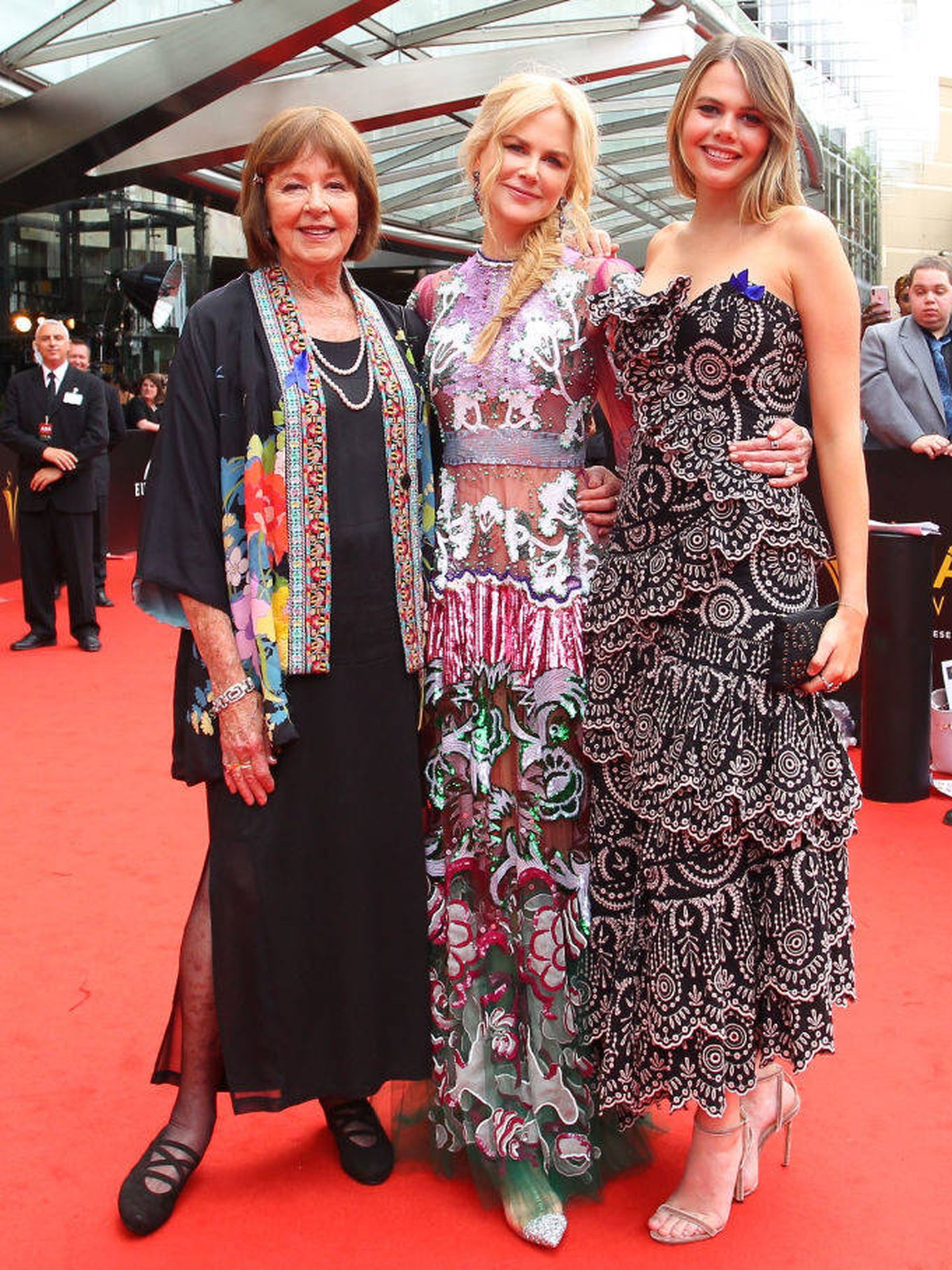 Nicole Kidman, junto a su madre, Janelle Ann, y su sobrina, Lucia Hawley, en los Premios AACTA 2018. (Getty)
