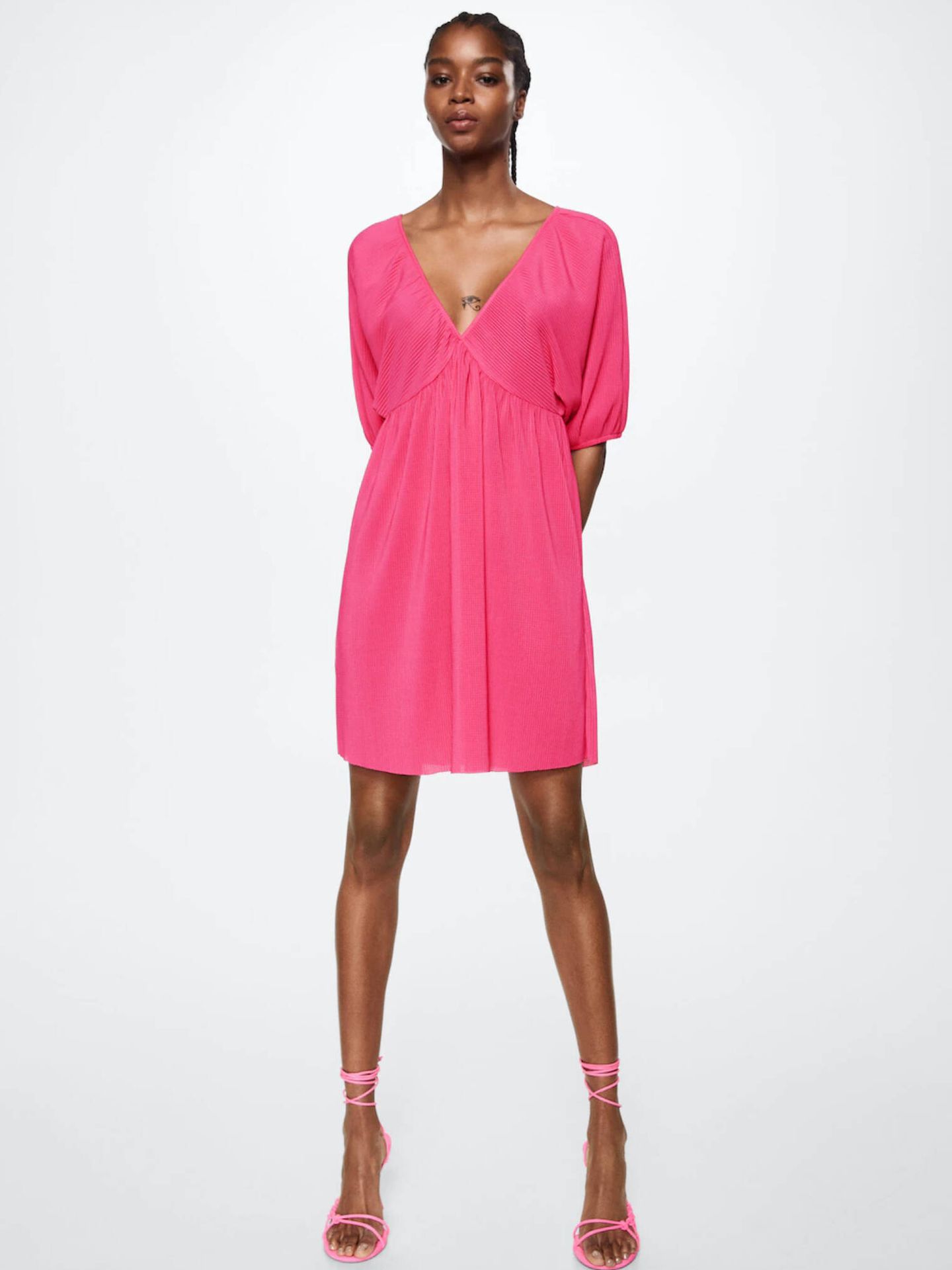 Vestido rosa corto de escote pico de Mango. (Cortesía)