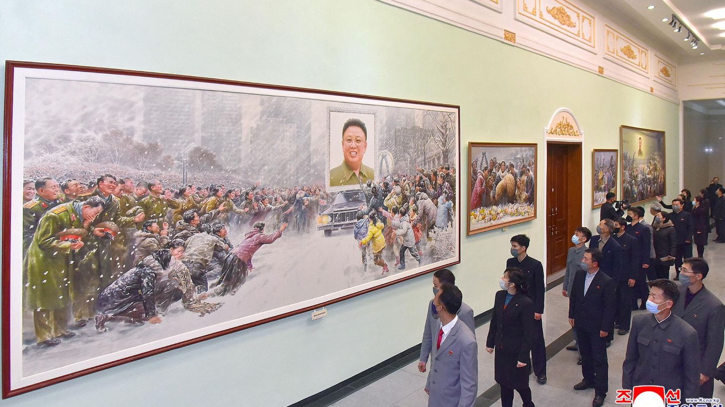 Exposición por el décimo aniversario. (KCNA/Reuters)