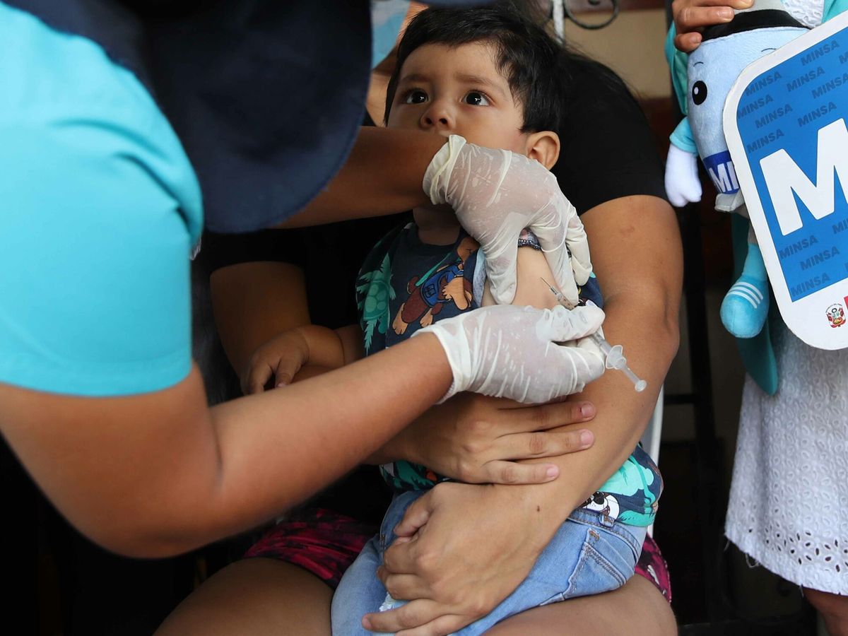 Foto: Un niño siendo vacunado contra el sarampión. (EFE/Paolo Aguilar)