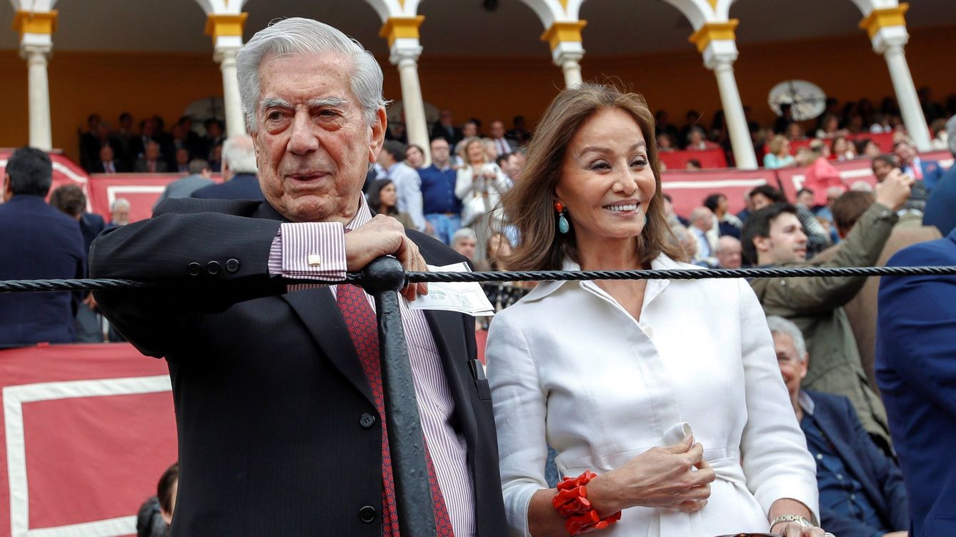 Foto: Mario Vargas Llosa e Isabel Preysler en una corrida en La Maestranza de Sevilla. (EFE/Julio Muñoz)