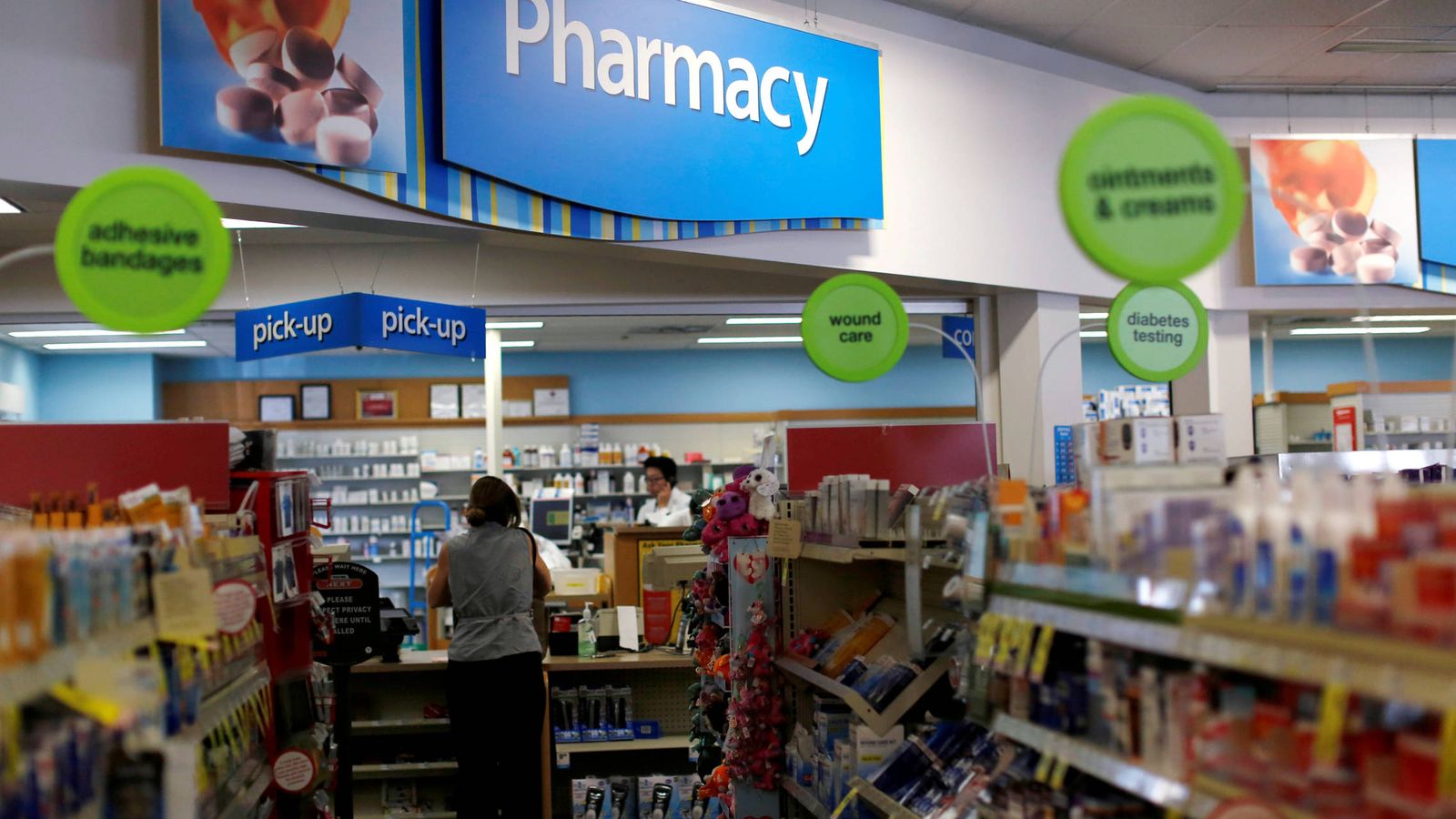 Foto: Un cliente espera en el mostrador de una farmacia dentro de unos grandes almacenes en Pasadena. (Reuters)
