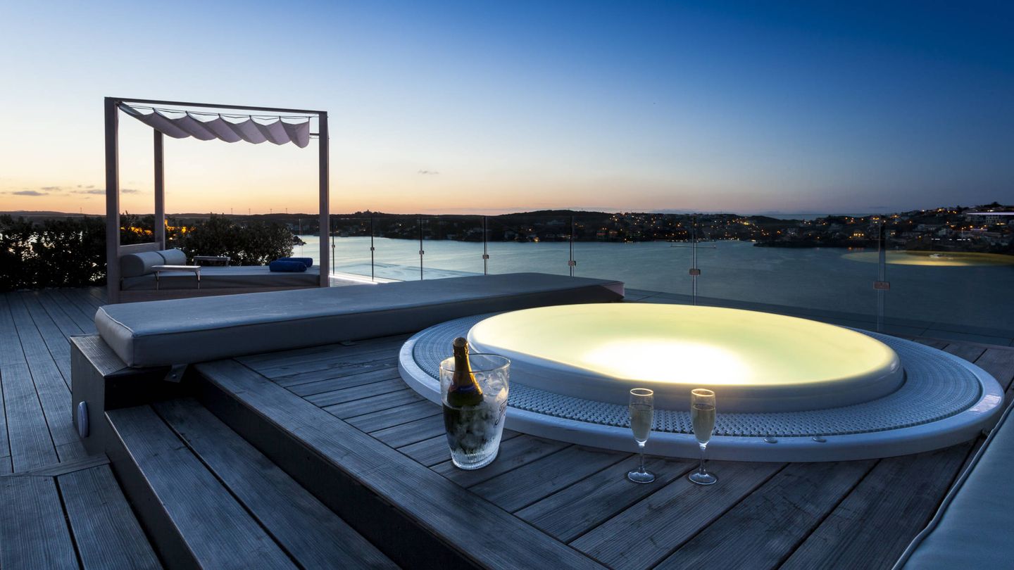 Una bañera de hidromasaje, champán, una cama balinesa y el mar. En Menorca.
