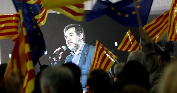 Foto: El número dos de la lista, Jordi Sànchez, interviene en videoconferencia en un mitin de Junts per Catalunya. (EFE)