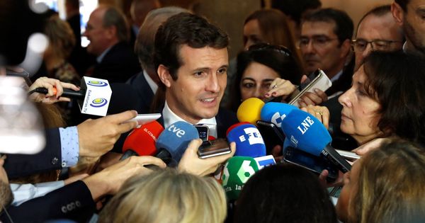 Foto:  El líder del PP, Pablo Casado, atendiendo a los medios. (EFE)