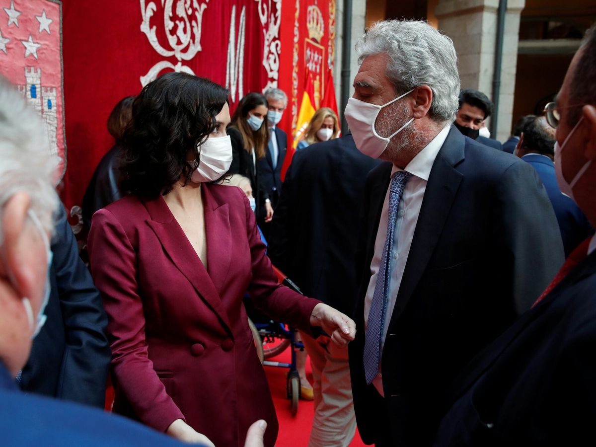 Foto: La presidenta madrileña, Isabel Díaz Ayuso (c-i) conversa con su jefe de Gabinete Miguel Ángel Rodríguez. (EFE/Juan Carlos Hidalgo)