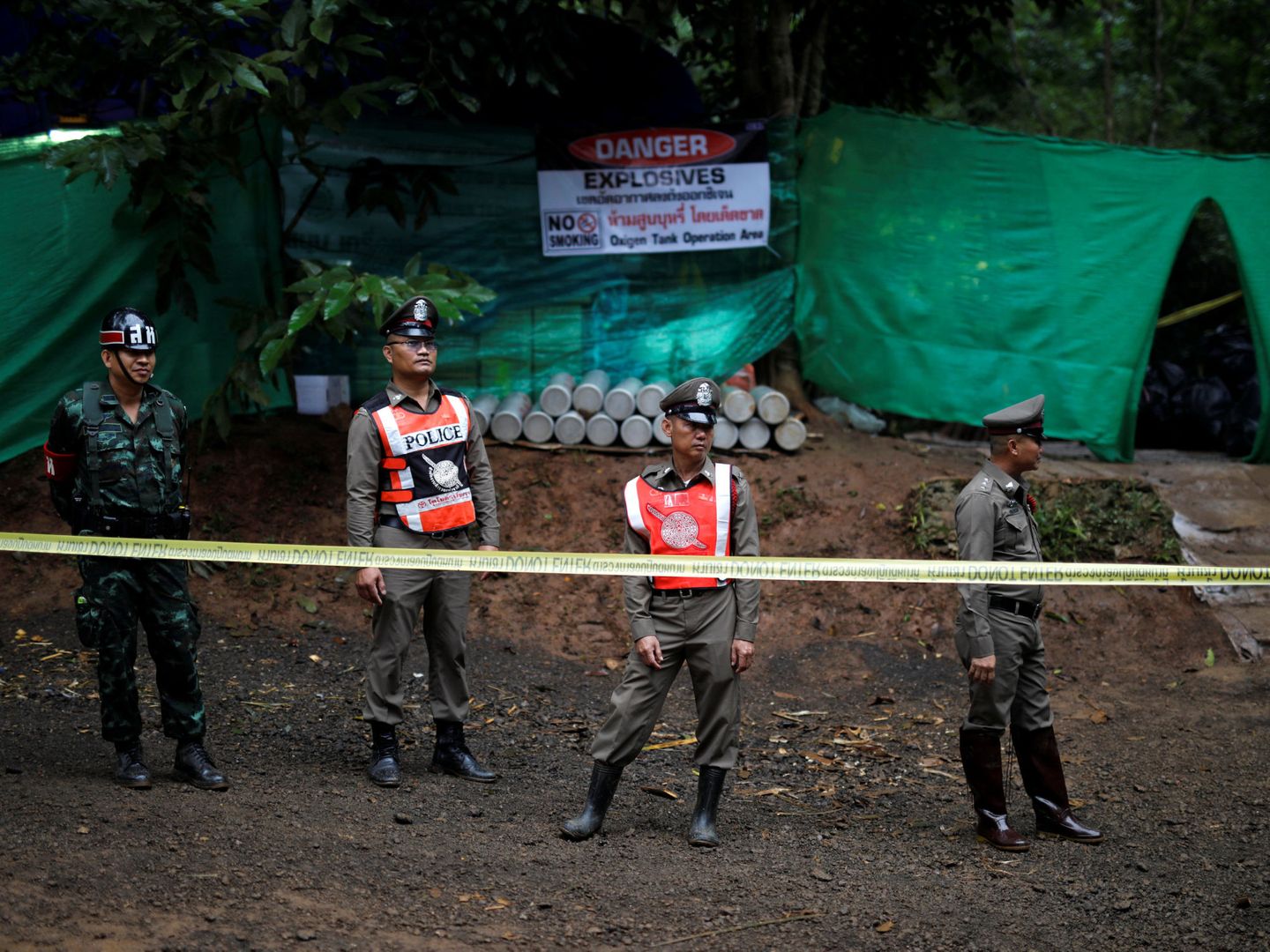 Cordón policial en los alrededores de la cueva Tham Luang tras evacuar a los medios. (Reuters)