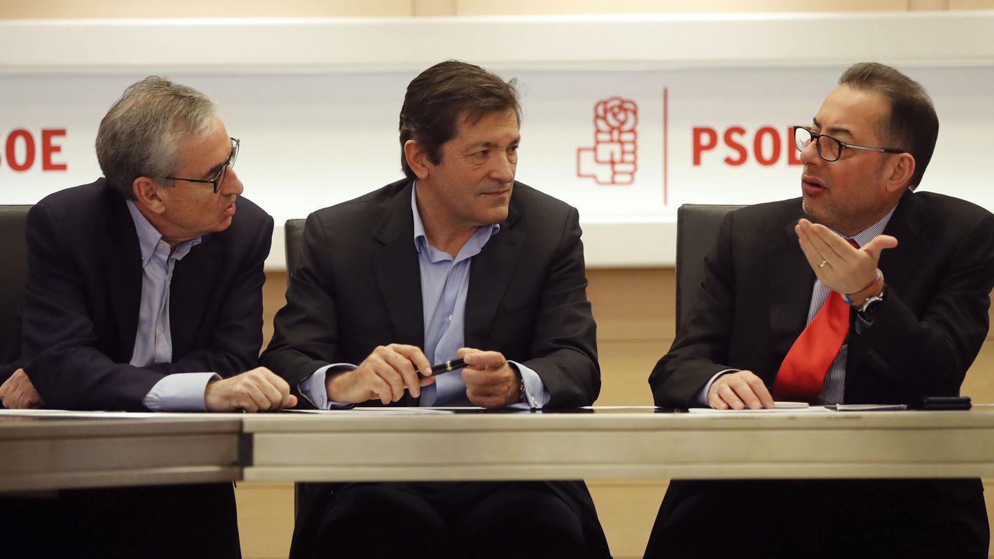 Javier Fernández (c), presidente de la gestora del PSOE y de Asturias, con el entonces portavoz en Bruselas, Ramón Jáuregui (i), y el todavía presidente del grupo S&D en la Eurocámara, el italiano Gianni Pittella, el 20 de febrero de 2017. (EFE)