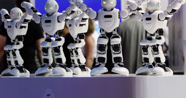Foto: Robots Alpha 1E bailan en el 'stand' de Segway en la Feria de Tecnología IFA de Berlín. (EFE)