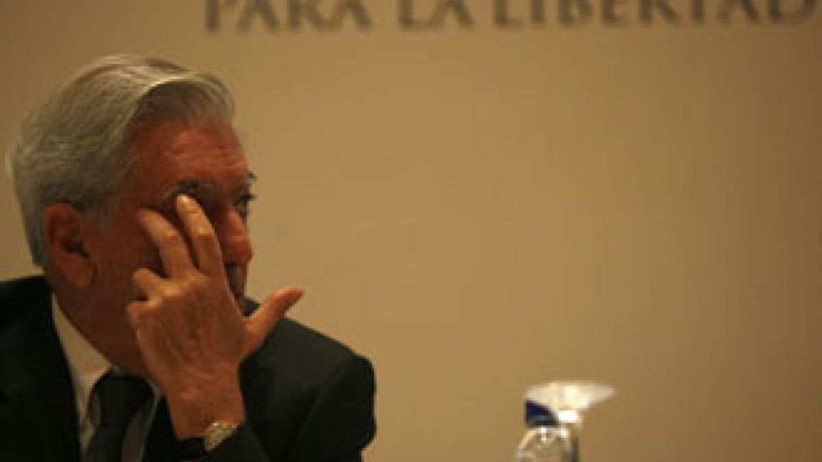 Vargas Llosa critica a a Chávez por no aceptar un debate cara a cara