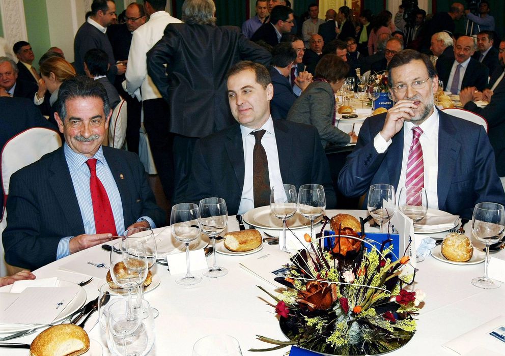 Foto: Mariano Rajoy junto a José Manuel Vargas, presidente de Aena. (Efe)