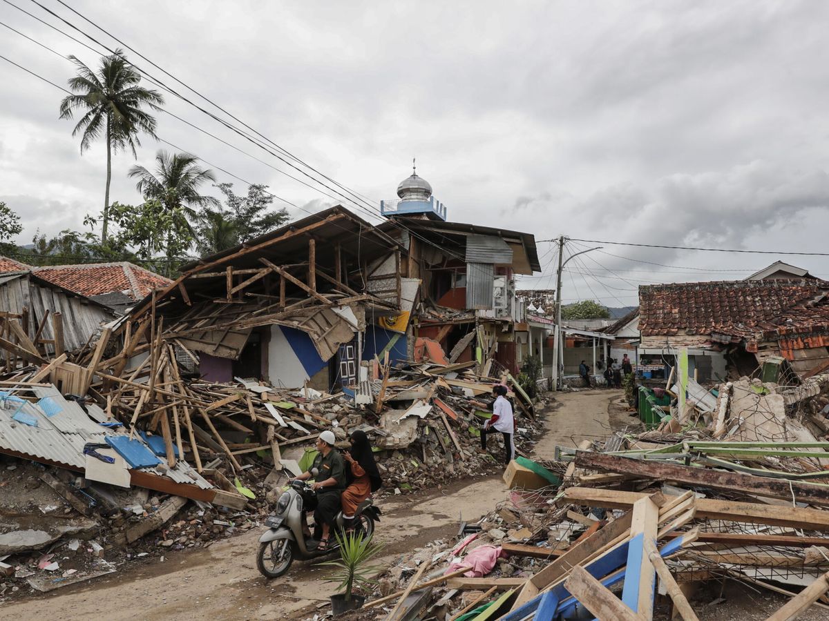 Foto: Unas casas derruidas tras un terremoto en Indonesia. (EFE/Mast Irham)