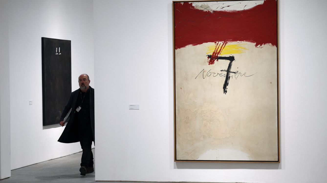 Foto: Un visitante del Museo Reina Sofía pasa junto a '7 de noviembre', obra de Antoni Tápies en honor a la creación ese día de 1971 de la Asamblea de Cataluña.  (EFE/Chema Moya