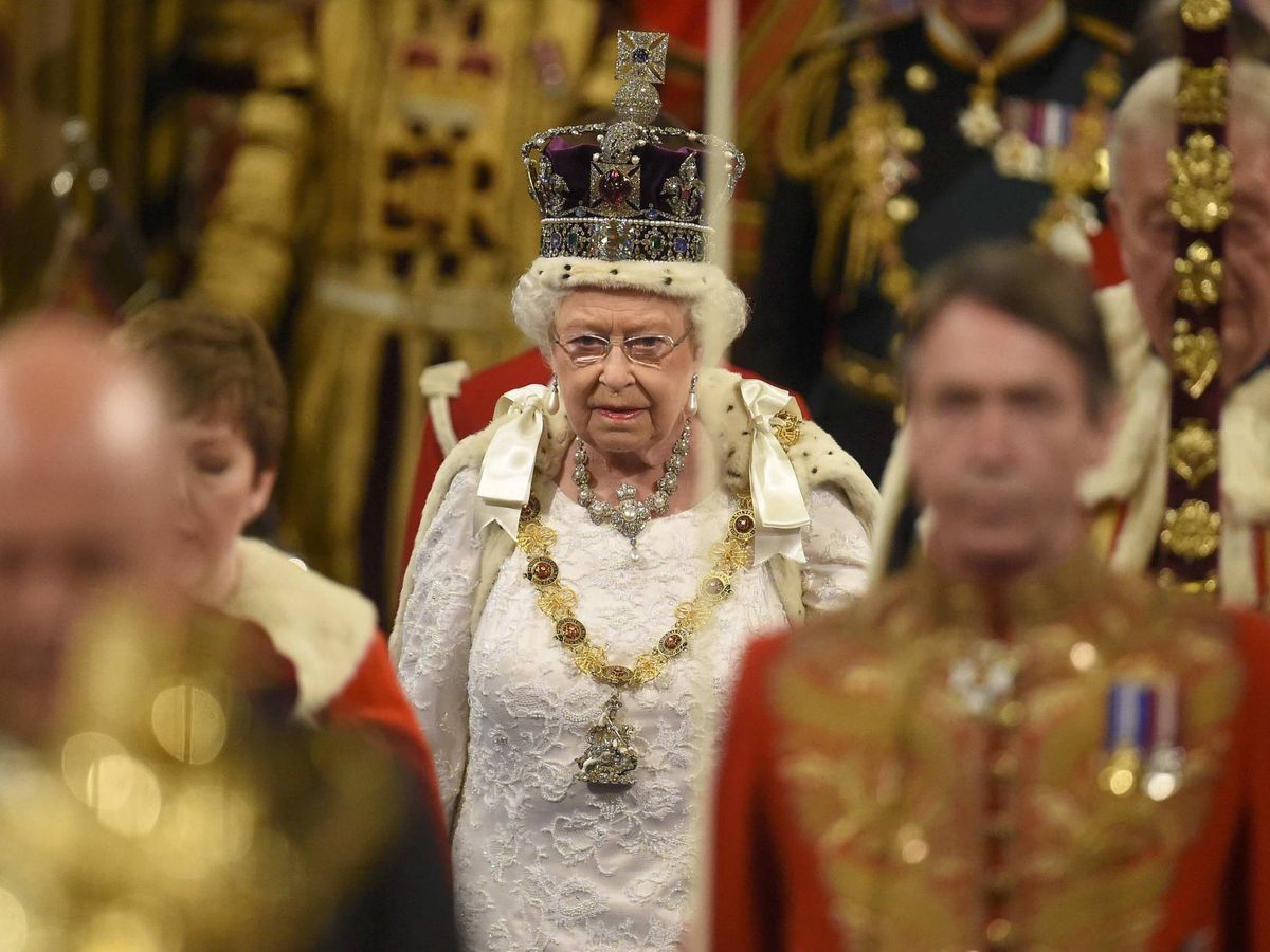 Foto: La reina Isabel, en la apertura del Parlamento en 2016. (EFE)