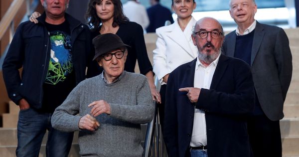 Foto: Woody Allen, junto a Jaume Roures en San Sebastián. (EFE)
