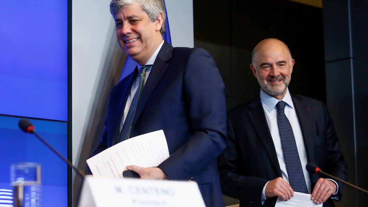 El presidente del Eurogrupo, Mário Centeno (d), y el comisario europeo de Ausntos Económicos, Pierre Moscovici (i)