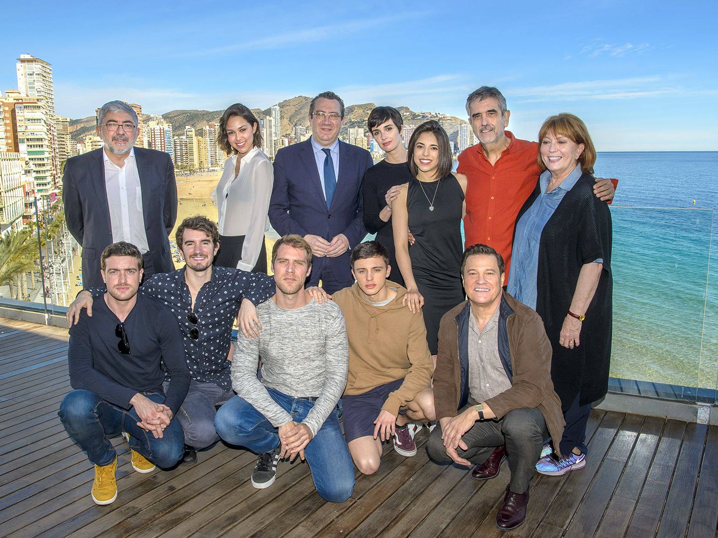 Elenco de actores de 'Fugitiva' con los responsables de TVE y el alcalde de Benidorm. 