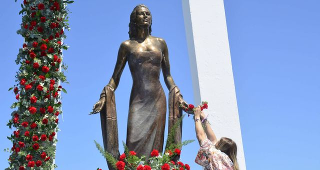 Rocío Flores, en el monumento en honor a su abuela en Chipiona, el día del homenaje. (Cordon Press)