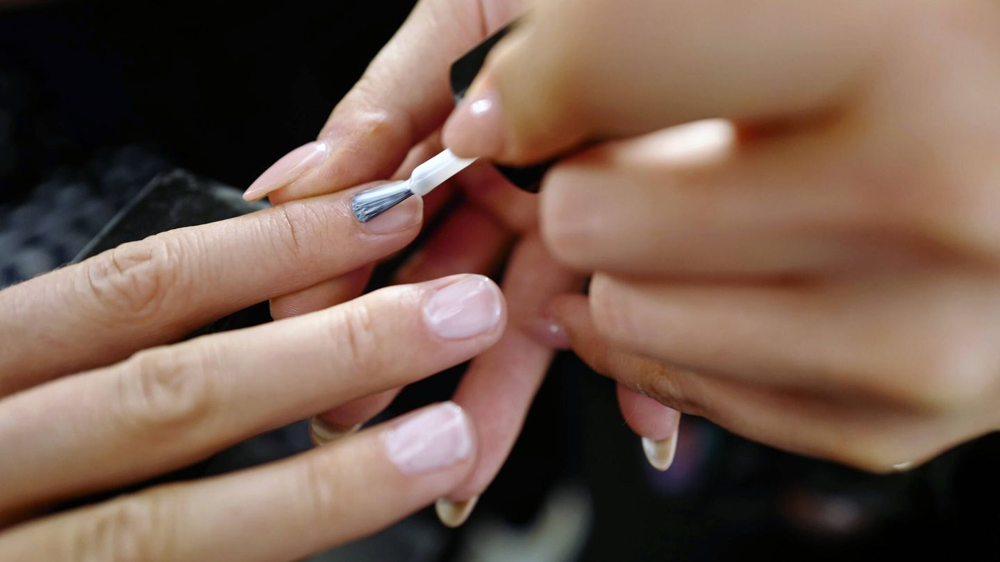 El abuso de los esmaltes de mala calidad termina por debilitar las uñas. (Getty/Joern Pollex)