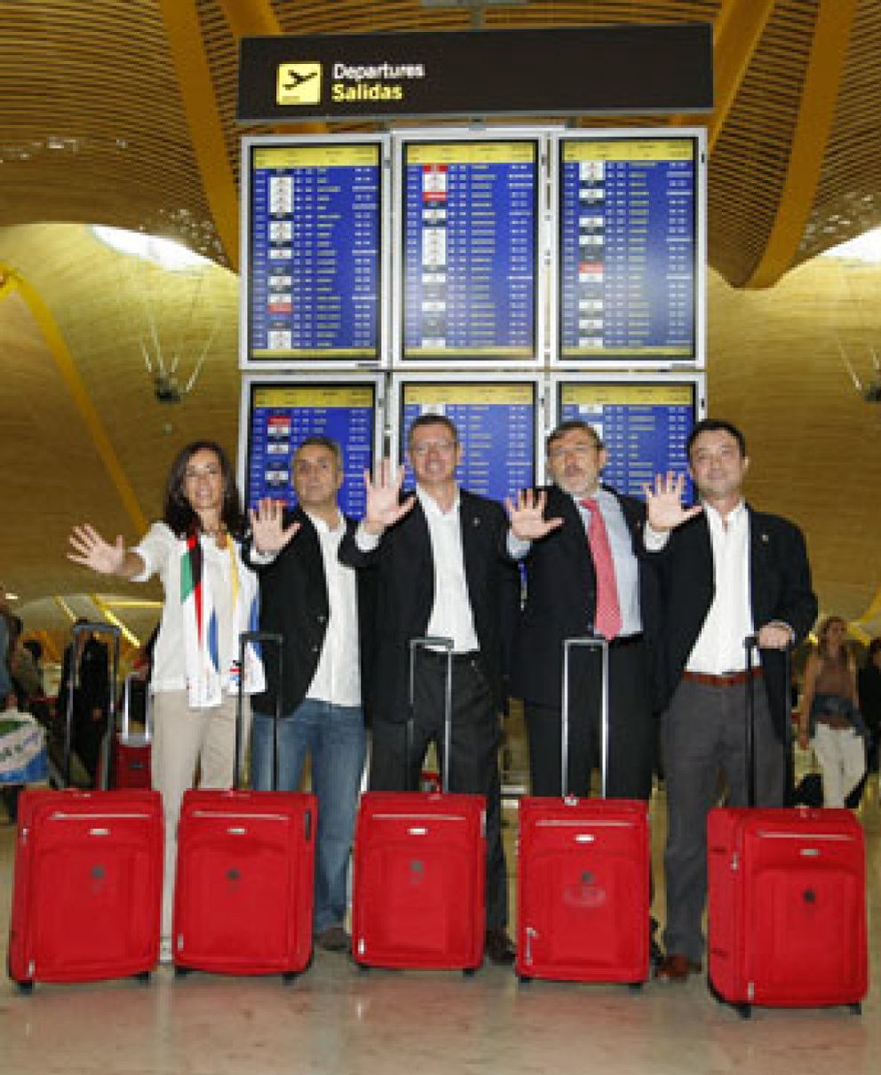 Foto: Gallardón reparte maletas, vino y jamón a su séquito en Copenhague