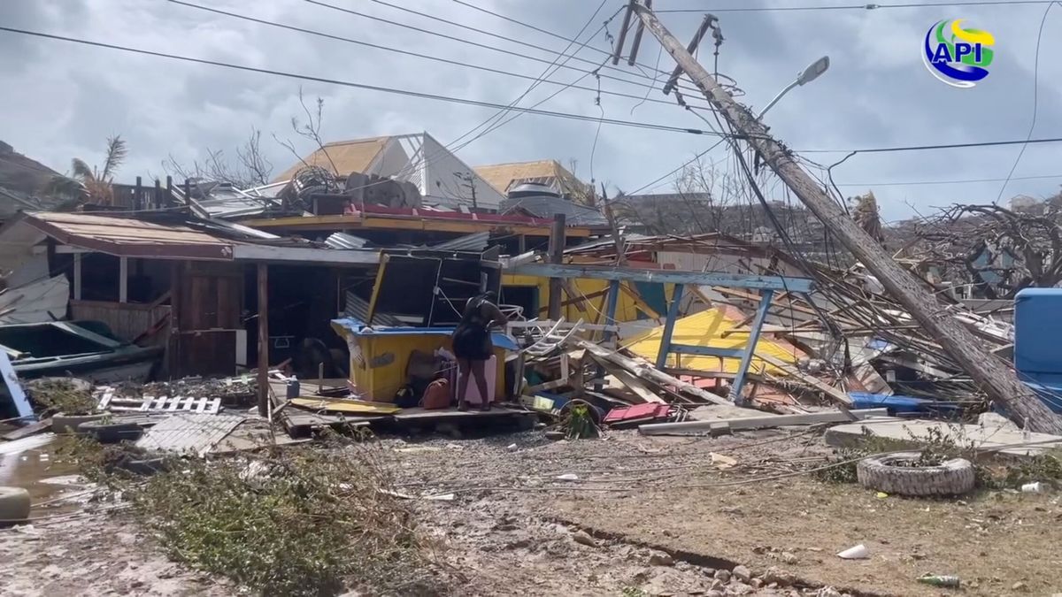 Herida Delcy Rodríguez tras la caída de un árbol por el huracán Beryl, que deja 7 muertos en el Caribe