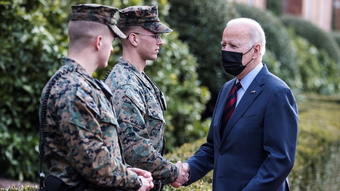 El presidente de Estados Unidos, Joe Biden, saluda a varios marines en Washington. (EFE / EPA / Oliver Contreras)