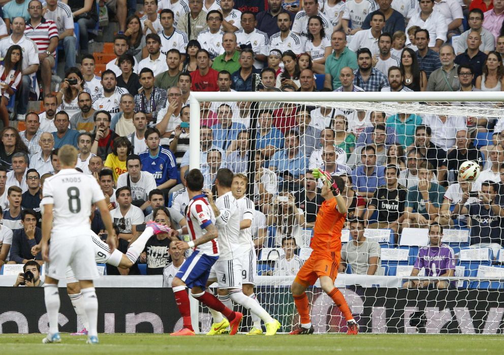 Foto: Instante en el que Tiago inauguró el marcador en el Santiago Bernabéu (EFE)