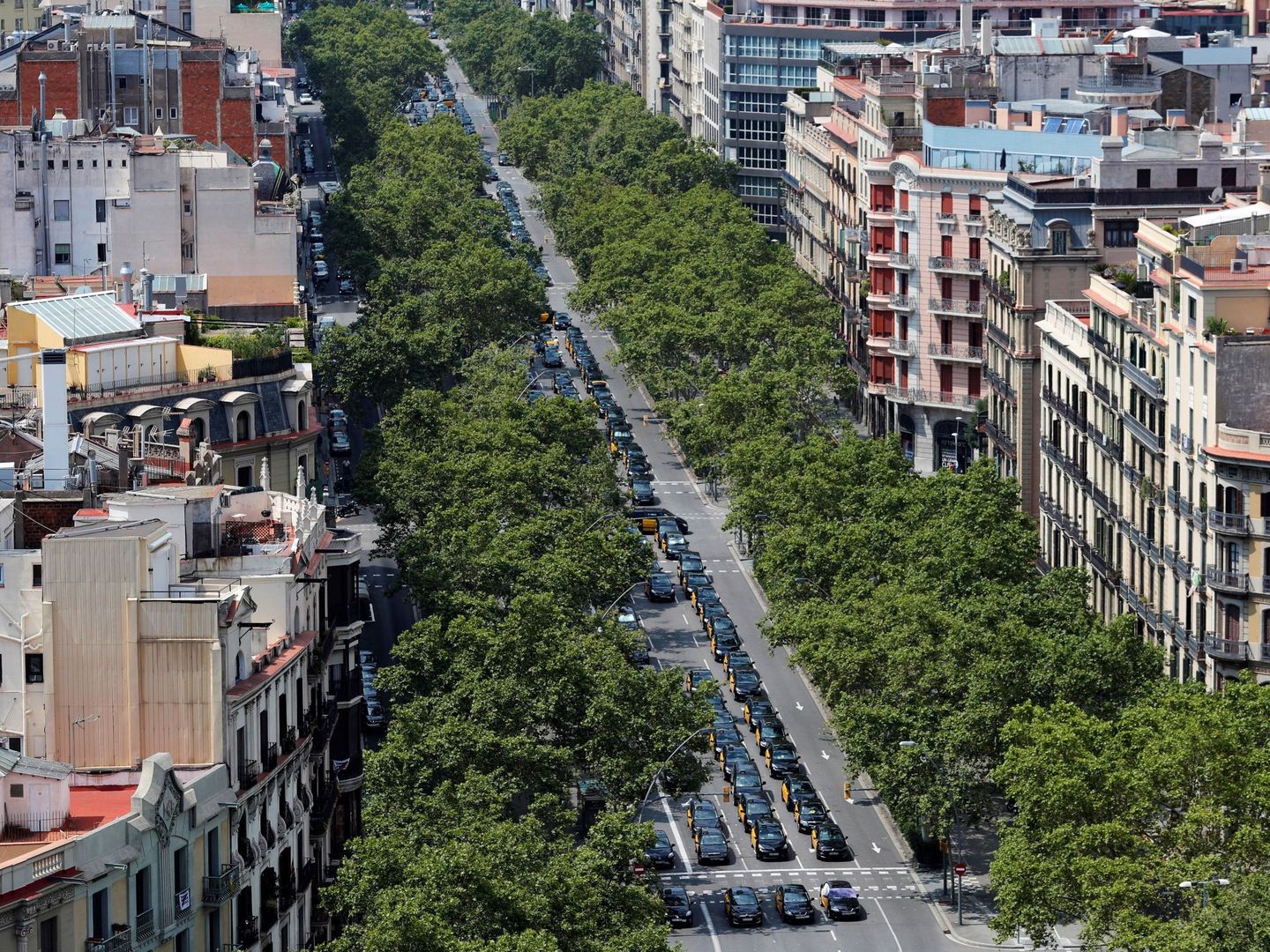 Vista de la Gran Vía de Barcelona, hoy domingo, ocupada por taxis en huelga. (EFE)