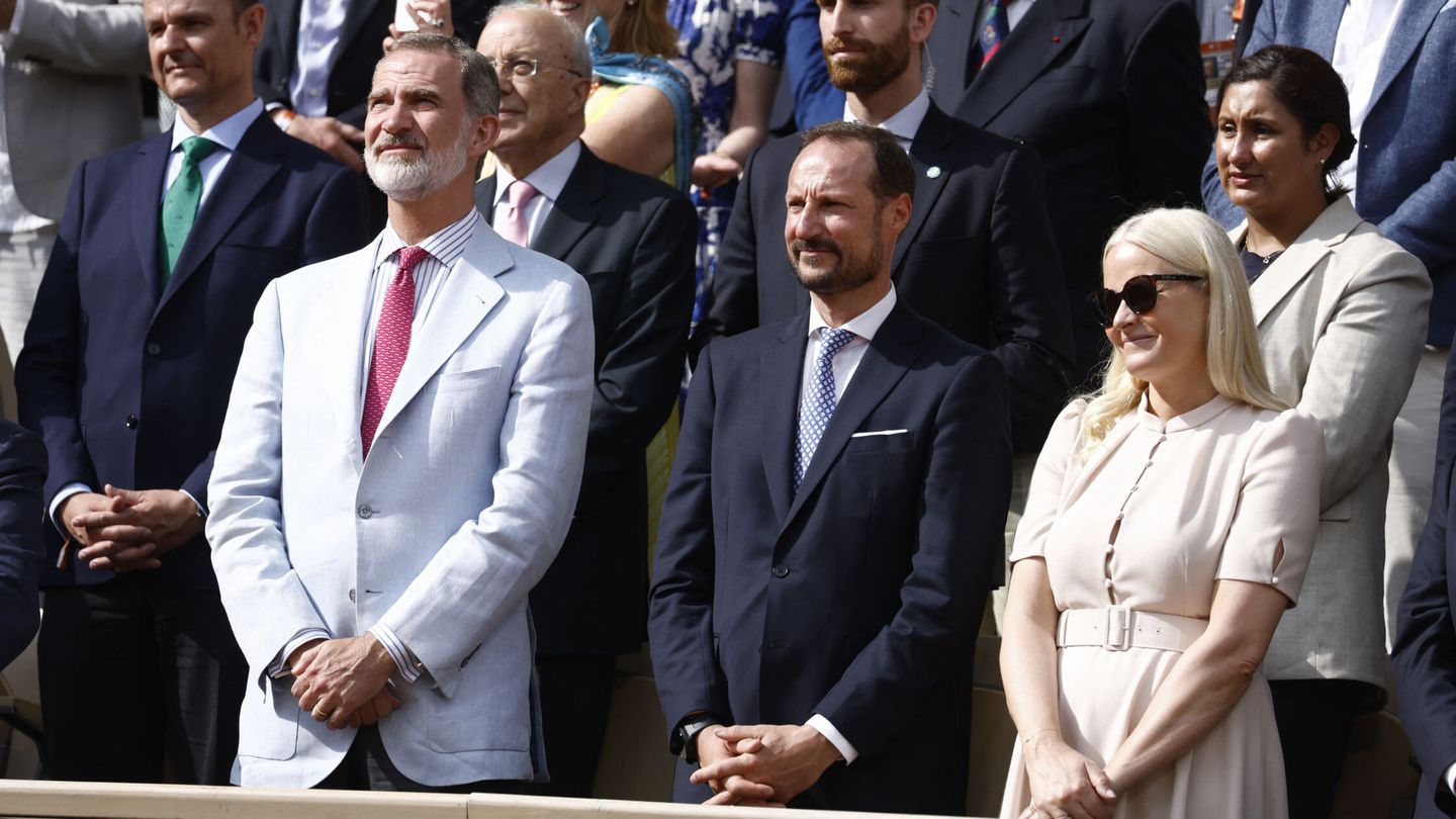 Haakon y Mette-Marit, en Roland Garros junto al rey Felipe. (Reuters)