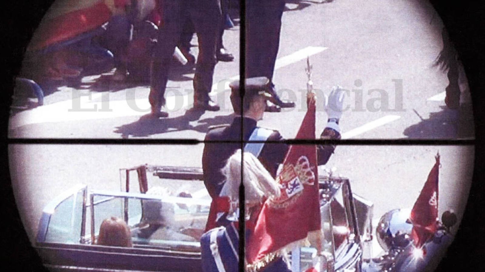 Foto: Felipe VI aparece en el punto de mira de Santiago Sánchez durante el desfile posterior a su proclamación. (Fotogramas reales de la grabación de S.S.R. / EC)