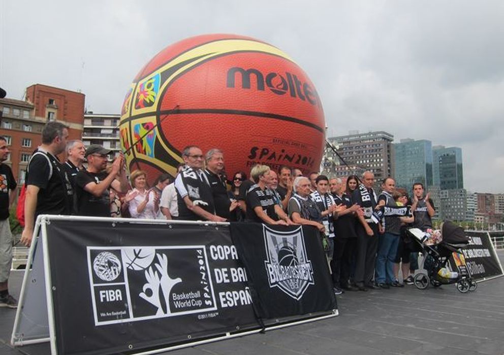 Foto: Protesta de los aficionados del Bilbao Basket frente al ayuntamiento de la capital vizcaína. (FOTO: EUROPA PRESS)