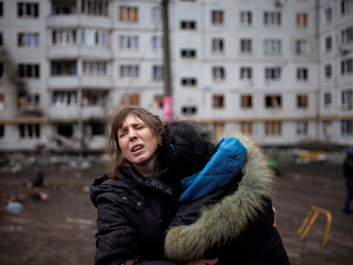 Foto: Dos personas lloran ante un nuevo bombardeo en Járkov. (Reuters/Alkis Konstantinidis)