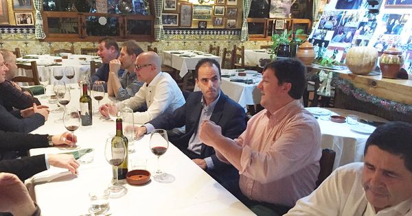 Foto: El hoy rector de la URJC, Javier Ramos, en una cena con los empresarios de EATC. La foto está tomada por Francisco Castaño