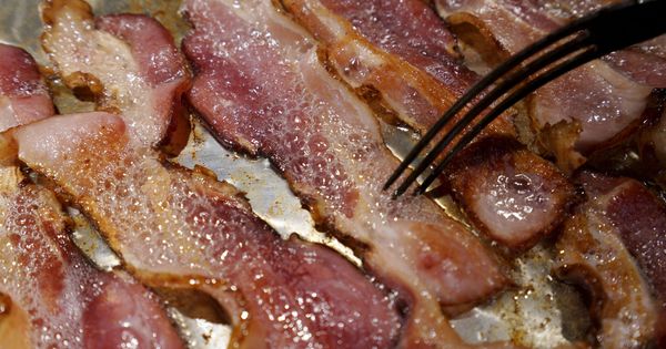 Foto: Bacon frito en la sartén de una cocina (Reuters)