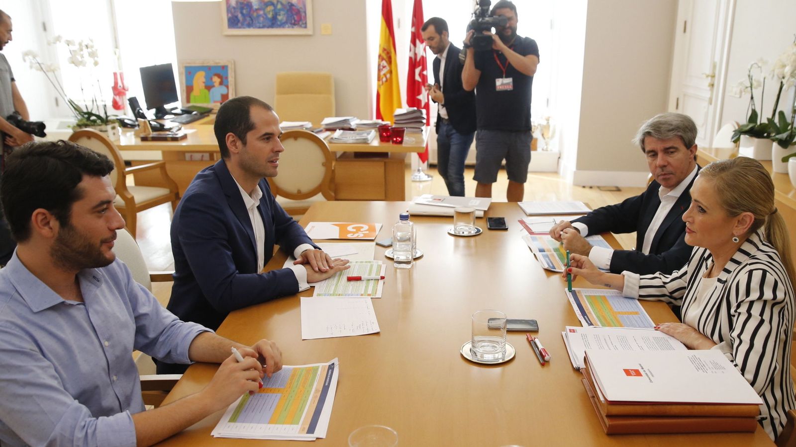 Foto: La presidenta de la Comunidad de Madrid, Cristina Cifuentes, y el portavoz de Ciudadanos en la Asamblea de Madrid, Ignacio Aguado (2-i). (EFE)