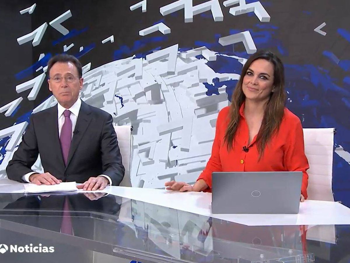 Foto: Matías Prats y Mónica Carrillo en 'Antena 3 noticias'. (Atresmedia)