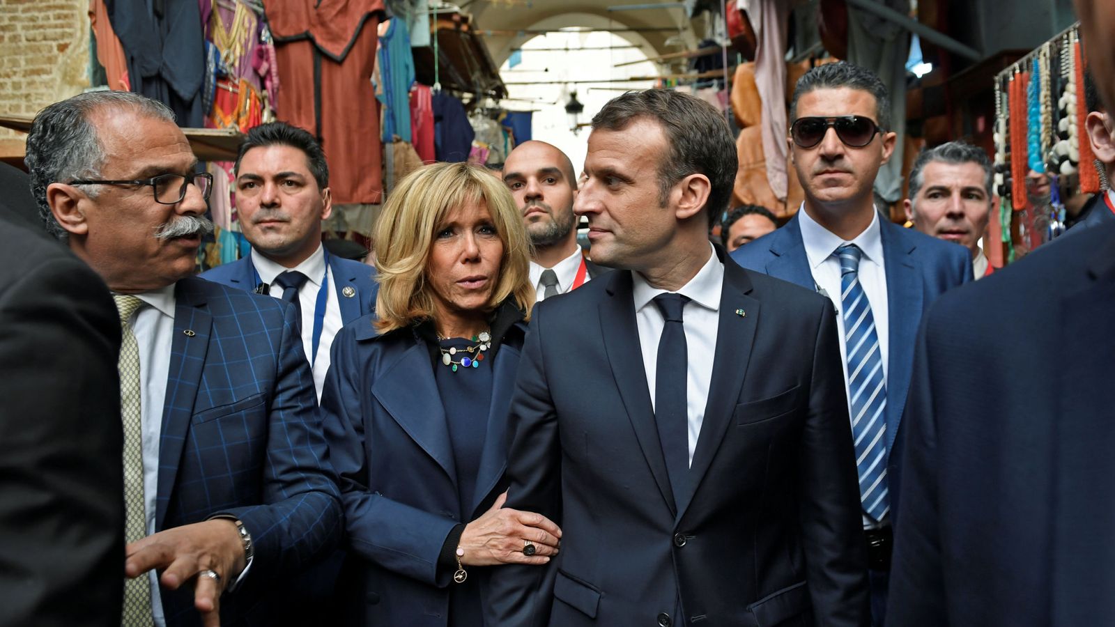 Foto: El presidente de Francia, Emmanuel Macron, y su esposa Brigitte durante una visita a Túnez, el 1 de febrero de 2018. (Reuters)