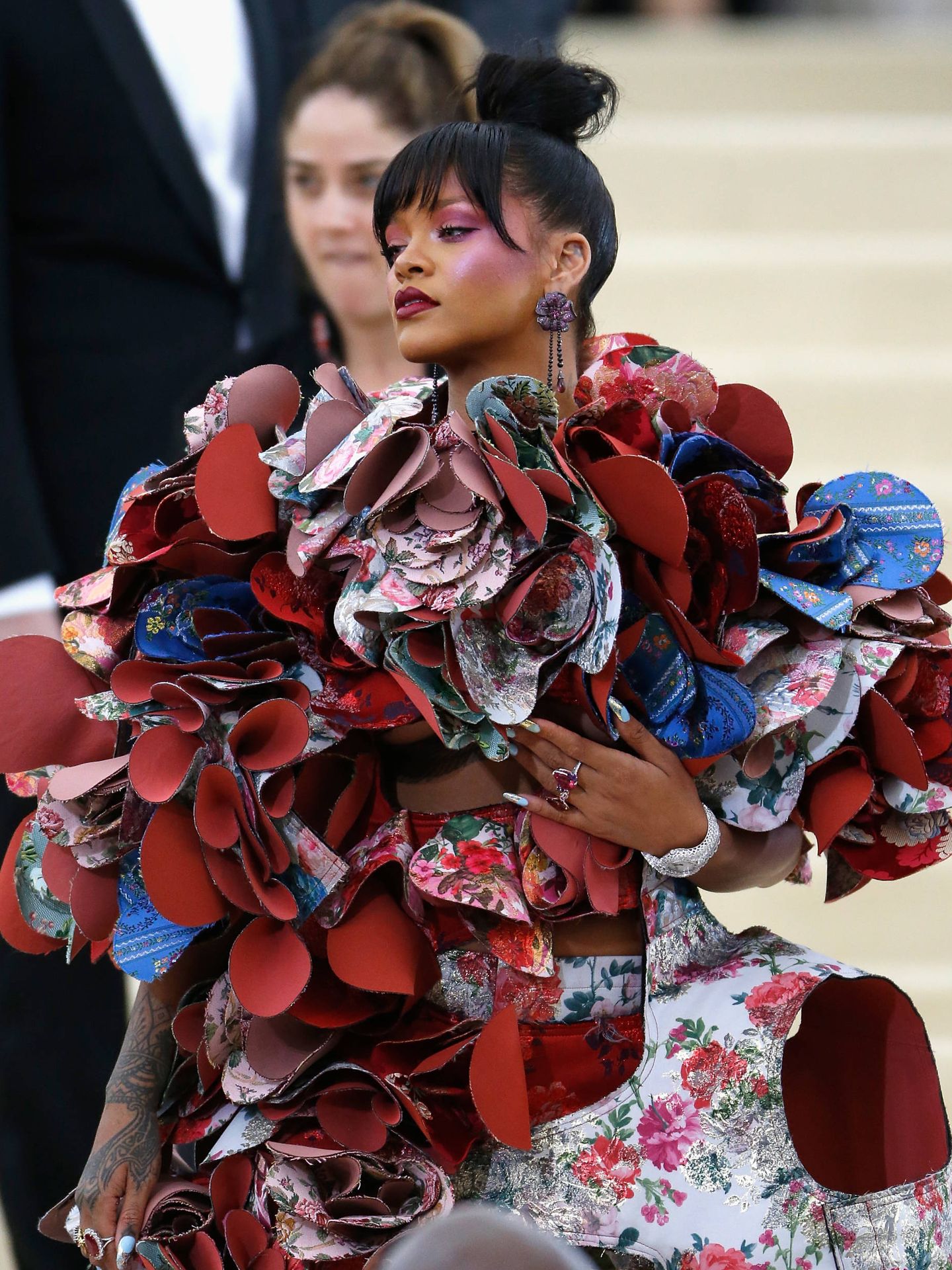 La cantante Rihanna llegando a la presentación de la exposición 'Rei Kawakubo/Comme des Garcons: Art Of The In-Between' en Nueva York (John Lamparski/Getty Images)