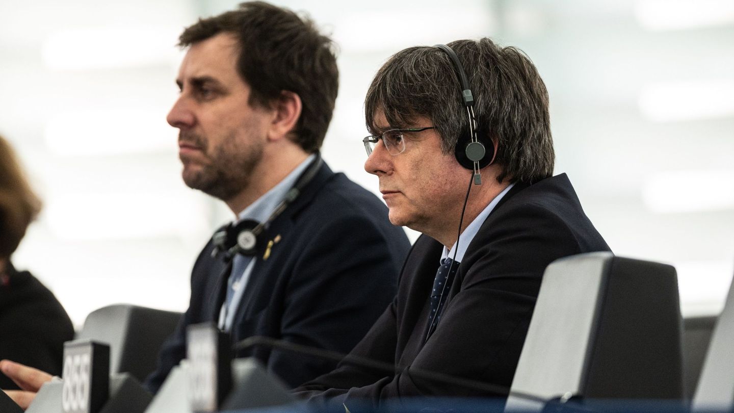 Toni Comín y Carles Puigdemont, en su escaño. (EFE)