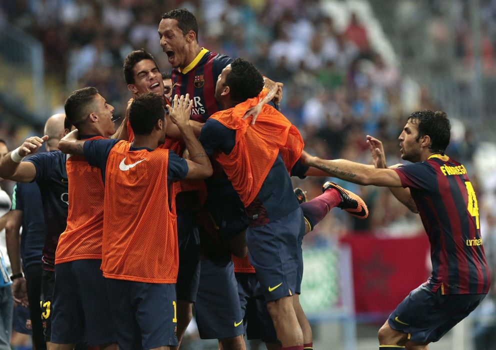 Foto: Adriano celebra el gol con sus compañeros (Efe).
