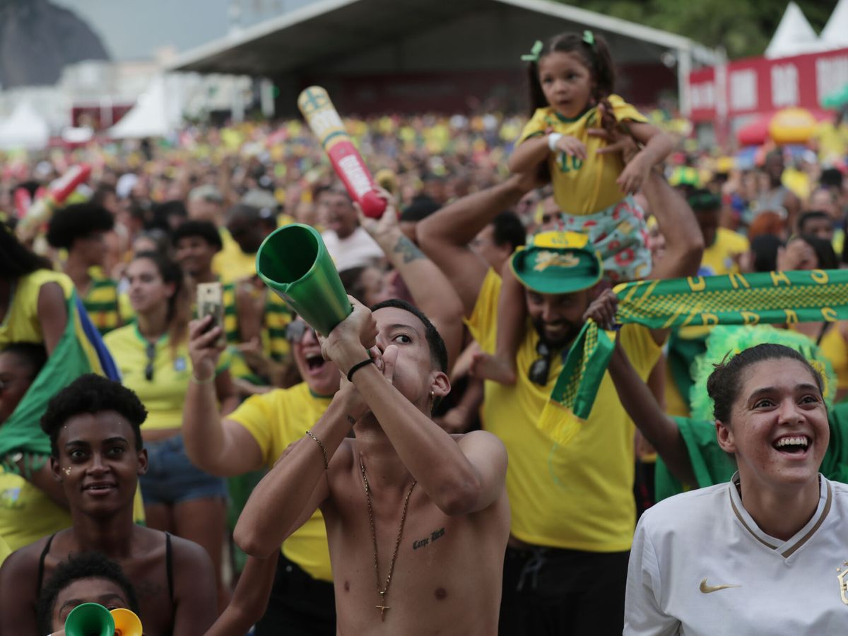 Foto: Brasileños disfrutan el partido de su selección ante Corea del Sur. (EFE/Andre Coelho)